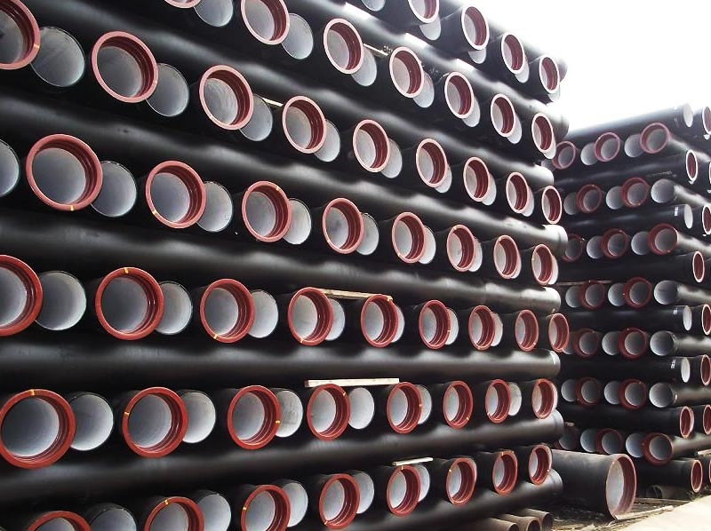 球墨鑄鐵管怎么打壓試驗?zāi)? /><br />  壓力試驗應(yīng)合乎以下要求<br />  1）壓力試驗應(yīng)以液體為實驗物質(zhì)。當(dāng)球墨鑄鐵管的設(shè)計方案工作壓力小于或等于0.5MPa是，也可選用汽體為實驗物質(zhì)，但應(yīng)采取措施的安全防范措施。延性原材料禁止應(yīng)用汽體開展壓力試驗。<br />  2）當(dāng)當(dāng)場標(biāo)準(zhǔn)不允許應(yīng)用液體或汽體開展壓力試驗時，經(jīng)施工單位愿意，可另外選用以下方式 替代：<br />  A、全部焊接（包含粘附件上的焊接），用液體滲透法或磁粉探傷法開展檢測；<br />  B、對接焊縫用100%放射線拍照開展檢測。<br />  當(dāng)開展壓力試驗時，應(yīng)劃分雷區(qū)，不相干工作人員不可進(jìn)到。<br />  壓力試驗結(jié)束，不可再球墨鑄鐵管上開展修復(fù)。<br />  施工單位應(yīng)報名參加壓力試驗，壓力試驗達(dá)標(biāo)后，應(yīng)該和施工企業(yè)一同按標(biāo)準(zhǔn)要求填好球墨鑄鐵管系統(tǒng)軟件壓力試驗紀(jì)錄。<br />  （2）壓力試驗前要具有的標(biāo)準(zhǔn)：<br />  1）實驗范疇內(nèi)的球墨鑄鐵管設(shè)備安裝工程除上漆、隔熱外，已按設(shè)計圖所有進(jìn)行，安裝品質(zhì)合乎相關(guān)要求。<br />  2）球墨鑄鐵管上的補(bǔ)償器已設(shè)定了臨時性管束設(shè)備。<br />  3）實驗用氣壓表已校檢，并在周檢期限內(nèi)，其精密度不可小于1.5級，表的滿標(biāo)尺值應(yīng)是被測壓力的1.5~2倍，氣壓表不可低于2塊。<br />  4）合乎壓力試驗規(guī)定的液體或汽體早已齊備。<br />  5）按實驗的規(guī)定，球墨鑄鐵管早已固定不動。<br />  6）對運(yùn)輸有毒流體力學(xué)的球墨鑄鐵管及設(shè)計方案工作壓力大于10MPa的球墨鑄鐵管，在壓力試驗前，以下材料早已施工單位復(fù)診：<br />  A、球墨鑄鐵管構(gòu)成件的品質(zhì)證明文件；<br />  B、球墨鑄鐵管構(gòu)成件的檢測或?qū)嶒灱o(jì)錄；<br />  C、管道生產(chǎn)加工紀(jì)錄；<br />  D、電焊焊接檢測及調(diào)質(zhì)處理紀(jì)錄；<br />  E、設(shè)計方案改動及原材料替代文檔。<br />  待試球墨鑄鐵管與不相干系統(tǒng)軟件已用盲板閥或是采用別的對策分隔。<br />  待試球墨鑄鐵管上的閥門、工程爆破板及儀表盤元器件等早已拆下來或多方面防護(hù)。<br />  試驗方案早已過準(zhǔn)許，并已開展了安全技術(shù)交底。<br />  打壓試驗的程序流程、流程、方式<br />  打壓試驗的程序流程、流程、方式 以下：<br />  聯(lián)接。講水壓試驗機(jī)器設(shè)備與水壓試驗的球墨鑄鐵管系統(tǒng)軟件相接，水壓試驗用的各種閘閥、氣壓表安裝在水壓試驗系統(tǒng)軟件中，在系統(tǒng)軟件的最高處安裝排氣閥、在系統(tǒng)軟件的最低值安裝泄水閥。<br />  注水。開啟系統(tǒng)軟件最高處的排氣閥，關(guān)掉最低值的泄水閥，向系統(tǒng)軟件注水。水壓試驗自來水應(yīng)應(yīng)用礦泉水，當(dāng)對馬氏體不銹鋼板球墨鑄鐵管或接有馬氏體不銹鋼板球墨鑄鐵管或機(jī)器設(shè)備的球墨鑄鐵管開展實驗時，水里氯離子含量成分不可超出25*10-6（ppm）。待自動排氣閥接連不斷向外排水管道時，關(guān)掉排氣閥。<br />  查驗。系統(tǒng)軟件注水結(jié)束后，不必急切變壓，而先要檢查一下系統(tǒng)軟件有沒有滲漏滲水狀況。<br />  變壓。吹水查驗無異常，可變壓，變壓用手動試壓泵（或電動試壓泵），變壓全過程應(yīng)遲緩、穩(wěn)定，先把工作壓力升到實驗工作壓力的一般，對球墨鑄鐵管系統(tǒng)軟件開展一次全方位的查驗，若不太好，應(yīng)泄壓維修，禁止卸壓修補(bǔ)。若無異常，則再次變壓，待變壓至實驗工作壓力的3/4時，在做一次全方位查驗，無異常時再再次變壓到實驗工作壓力，一般分2~3次升到實驗工作壓力。<br />  持壓。當(dāng)工作壓力做到實驗工作壓力后，穩(wěn)壓管10min。再將氣體壓力至設(shè)計方案工作壓力，停壓30min，以工作壓力不減、沒有滲漏為達(dá)標(biāo)。<br />  水壓試驗后的工作中。水壓試驗完畢后，應(yīng)立即拆卸盲板閥、補(bǔ)償器限位開關(guān)設(shè)備，排空系統(tǒng)軟件中的存水。<br />  3.打壓試驗應(yīng)留意的事宜<br />  1）實驗前，想系統(tǒng)軟件注水時，應(yīng)將系統(tǒng)軟件的氣體排空。<br />  2）實驗時，工作溫度不可小于5℃，當(dāng)工作溫度小于5℃時，應(yīng)采用防寒對策。<br />  3）實驗室，應(yīng)檢測實驗溫度，禁止原材料實驗溫度貼近延性變化溫度。<br />  4）承擔(dān)氣體壓力的地面上鋼球墨鑄鐵管及稀有金屬球墨鑄鐵管實驗工作壓力應(yīng)是設(shè)計方案工作壓力的1.5倍，埋地鋼球墨鑄鐵管的實驗工作壓力應(yīng)是設(shè)計方案工作壓力的1.5倍，且不可小于0.4MPa。<br />  5）當(dāng)球墨鑄鐵管與機(jī)器設(shè)備做為一個系統(tǒng)軟件開展壓力試驗時，球墨鑄鐵管實驗工作壓力相當(dāng)于或低于機(jī)器設(shè)備的實驗工作壓力時，應(yīng)按球墨鑄鐵管的實驗工作壓力開展實驗，當(dāng)球墨鑄鐵管實驗工作壓力超過機(jī)器設(shè)備的實驗工作壓力，且機(jī)器設(shè)備的實驗工作壓力不少于球墨鑄鐵管設(shè)計方案工作壓力的1.15倍時，經(jīng)施工單位愿意，可按機(jī)器設(shè)備的實驗工作壓力開展實驗。<br />  6）當(dāng)球墨鑄鐵管的設(shè)計方案溫度高過實驗溫度時，實驗工作壓力應(yīng)按以下計算公式：<br />  Ps=1.5P[σ]1/[σ]2<br />  式中Ps——實驗工作壓力（表壓），MPa；<br />  P——設(shè)計方案工作壓力（表壓），MPa；<br />  [σ]1——實驗溫度下，管件的抗剪強(qiáng)度，MPa；<br />  [σ]2——設(shè)計方案溫度下，管件的抗剪強(qiáng)度，MPa;<br />  當(dāng)[σ]1/[σ]2超過6.5時，取6.5<br />  當(dāng)Ps在實驗溫度下，造成超出抗拉強(qiáng)度的地應(yīng)力時，應(yīng)將實驗工作壓力Ps降到不超過抗拉強(qiáng)度時的較大工作壓力。  </p>
                </div>
          <style type=